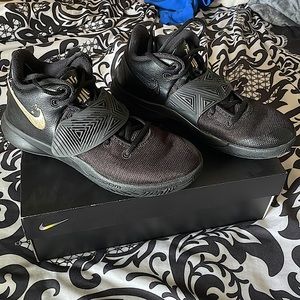 girls/women’s black nike basketball shoes